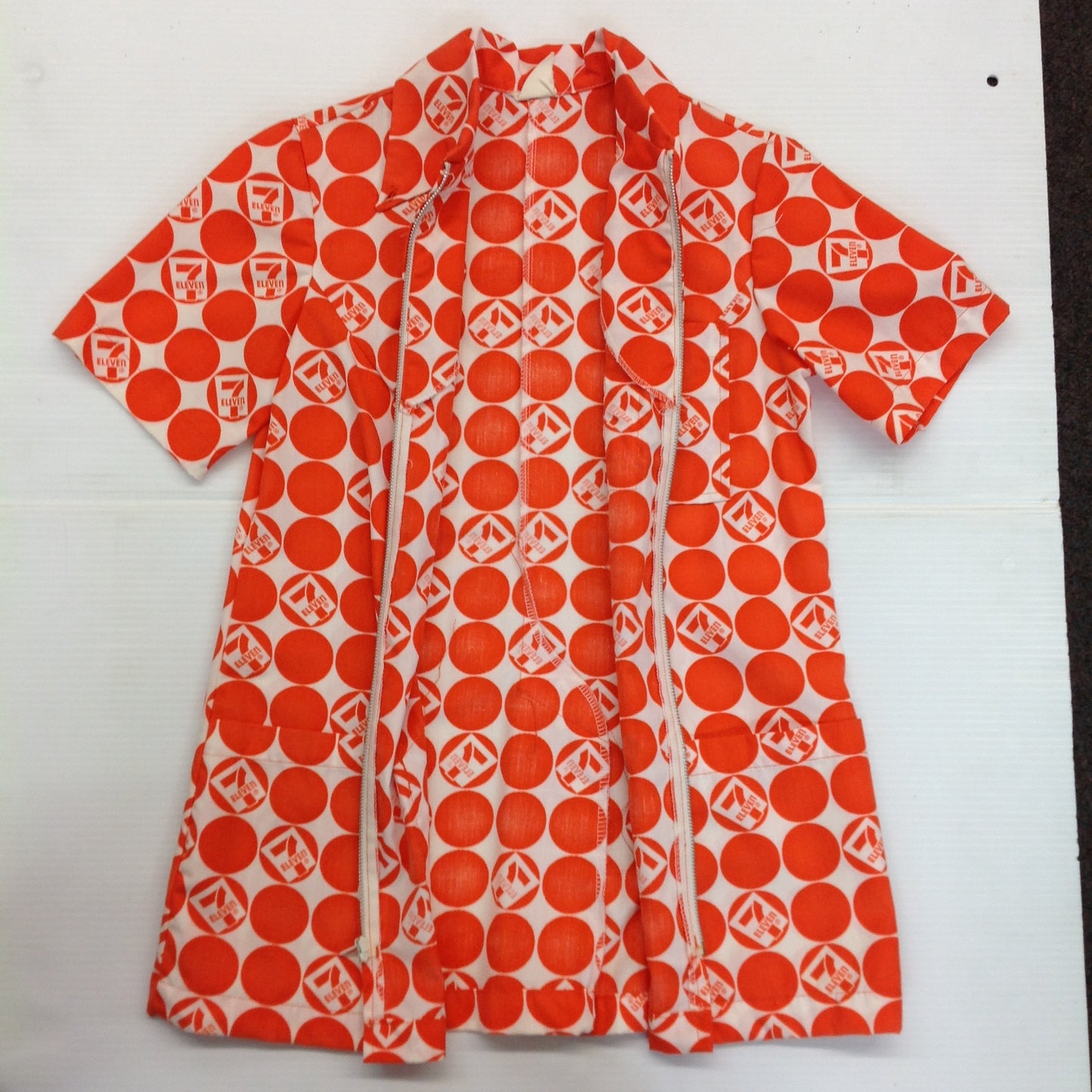 Vintage 1970's-80's Orange/White 7-Eleven Short Sleeve Employee Zip-Up Smock XS