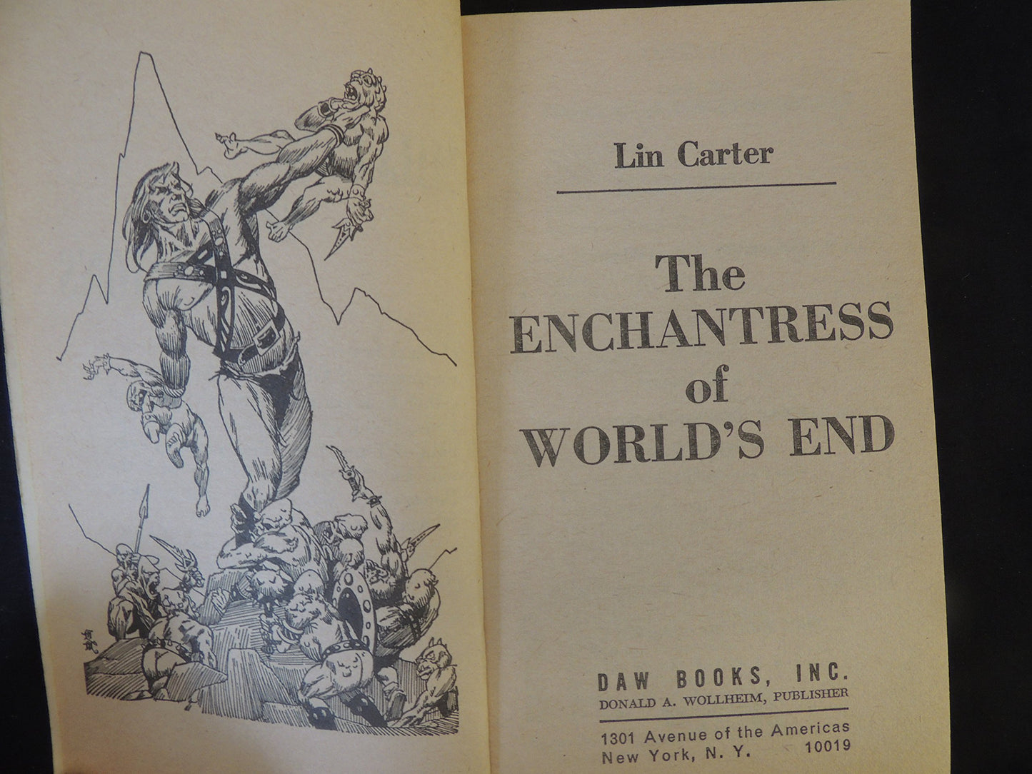 Vintage 1975 Mass Market Paperback The Enchantress Of World's End: The Second Book of the Gondwane Epic Lin Carter DAW Books First Printing
