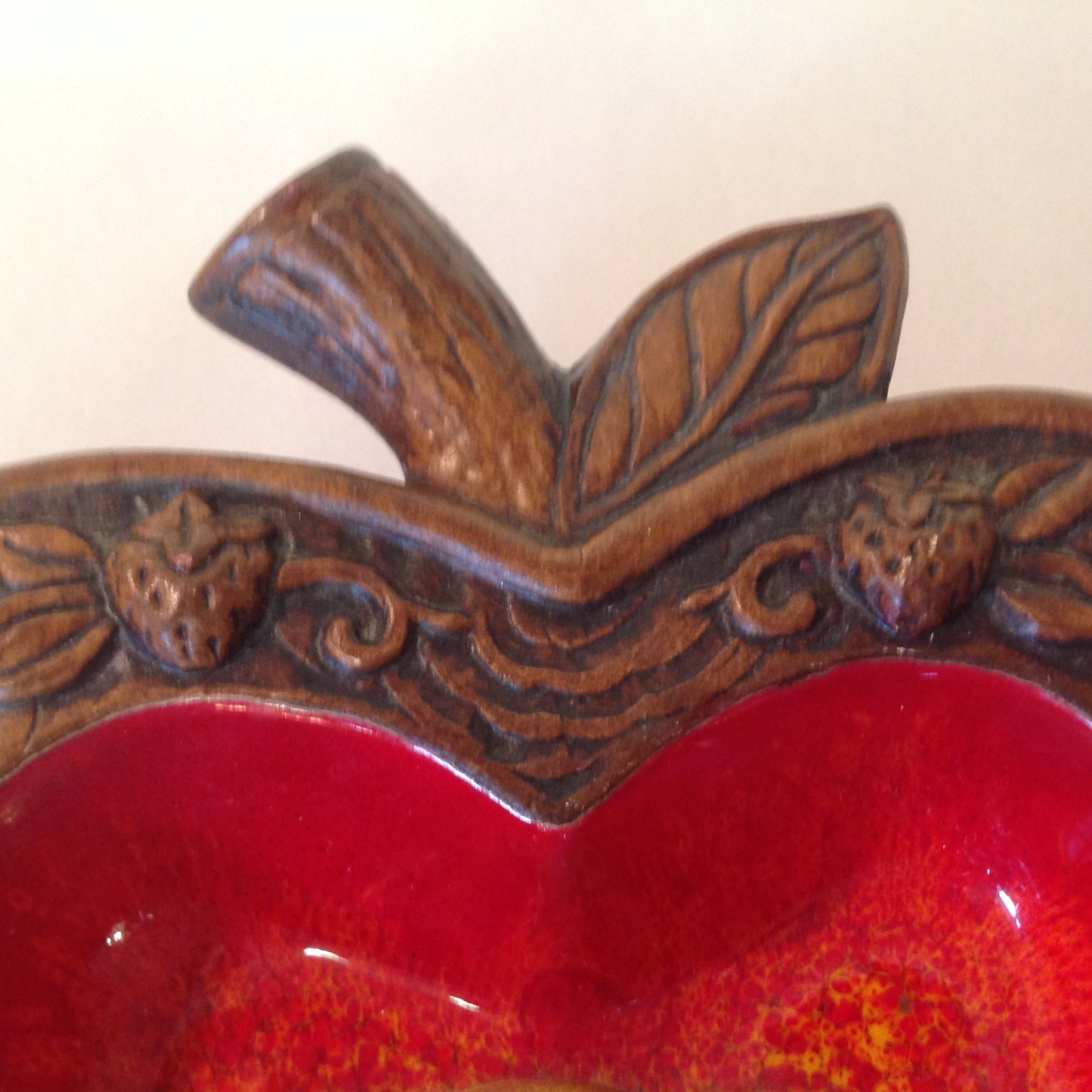 Vintage Treasure Craft Souvenir Movieland Wax Museum Apple Shaped Fruit Motif Tray
