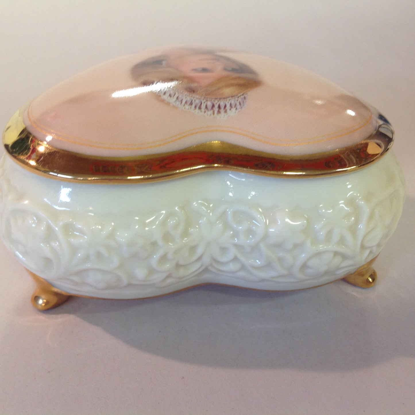 Vintage 1998 Sankyo Princess Diana Music Box Collection A1460 A Portrait of Love Fifth Issue