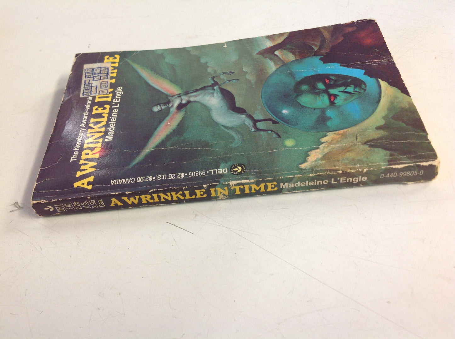 Vintage 1982 Madeline L'Engle's A WRINKLE IN TIME Mass Market Paperback