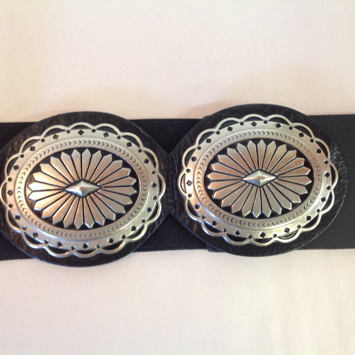 Chico's Black Leather Women's Large Stretch Belt Silver Tone Radiant Flower Classic Concho Look 27