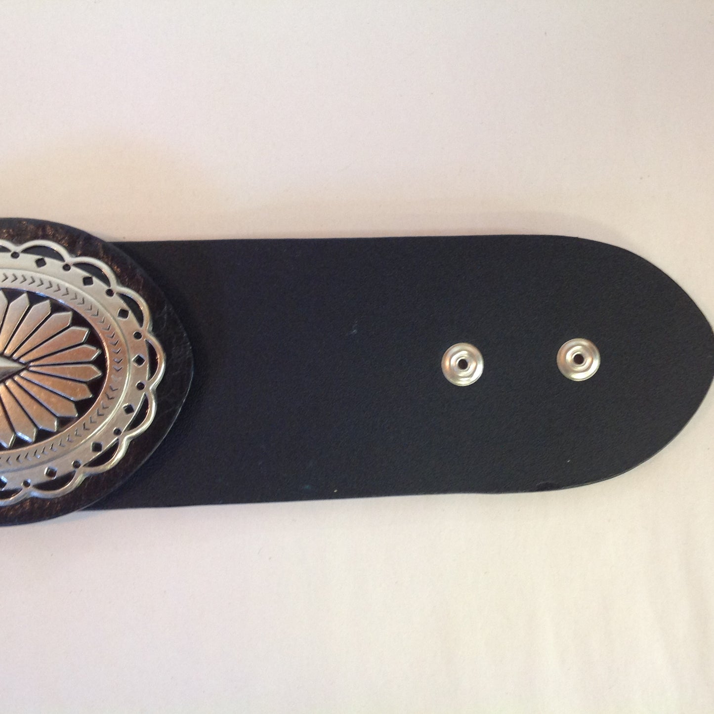 Chico's Black Leather Women's Large Stretch Belt Silver Tone Radiant Flower Classic Concho Look 27