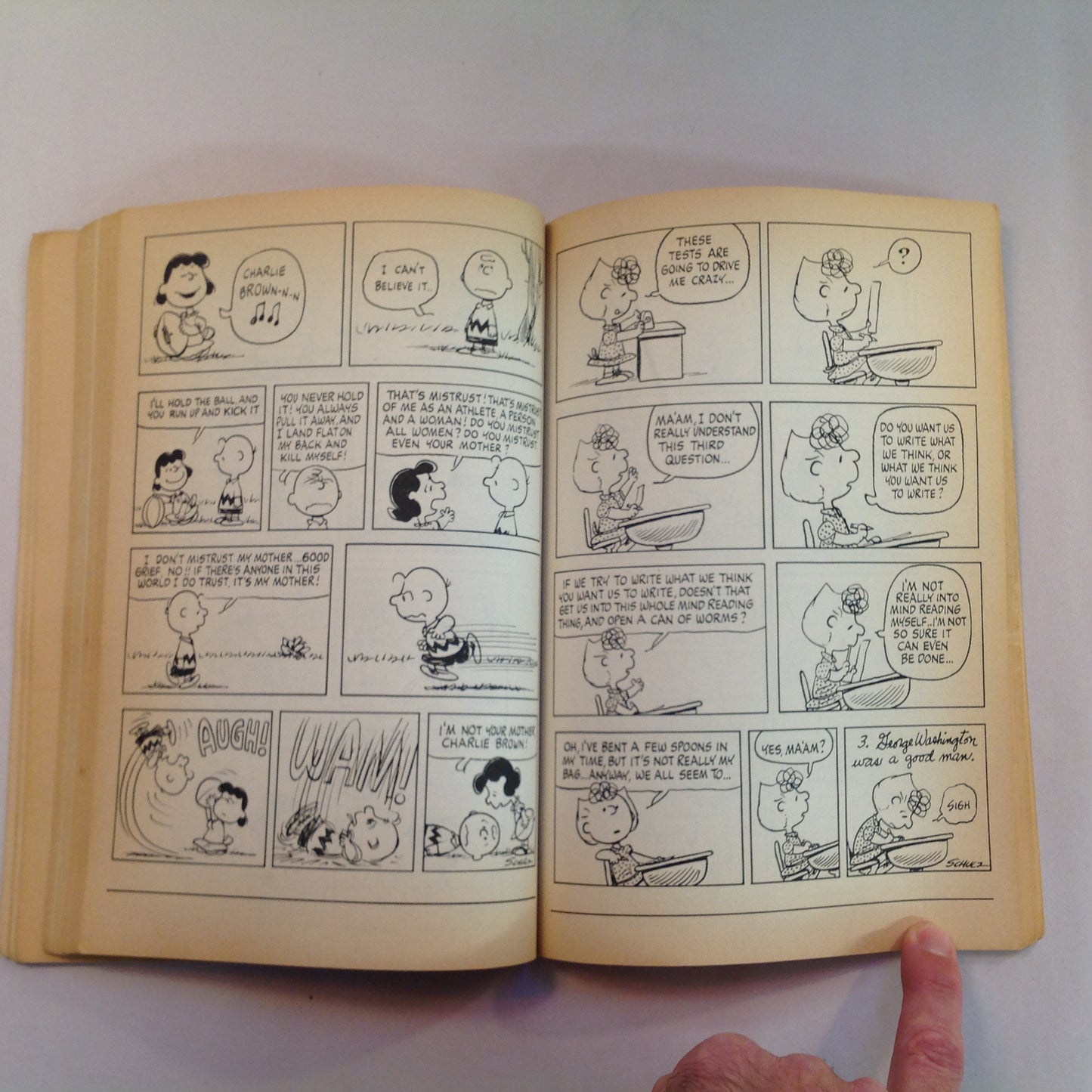 Vintage 1976 Trade Paperback Peanuts Parade: Don't Hassle Me With Your Sighs, Chuck Charles M. Schulz