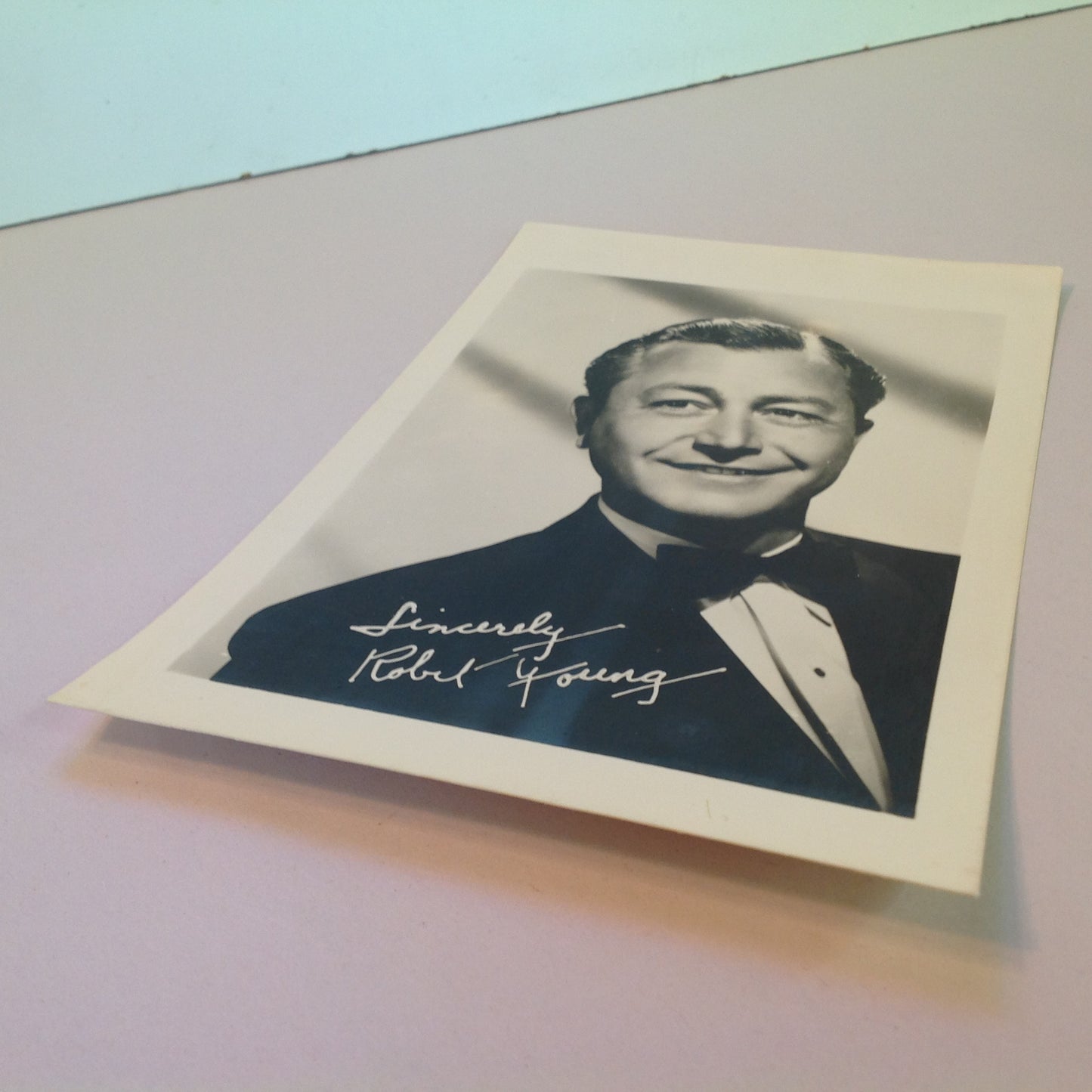 Vintage Facsimile Autograph B&W Photograph Head Shot Robert Young