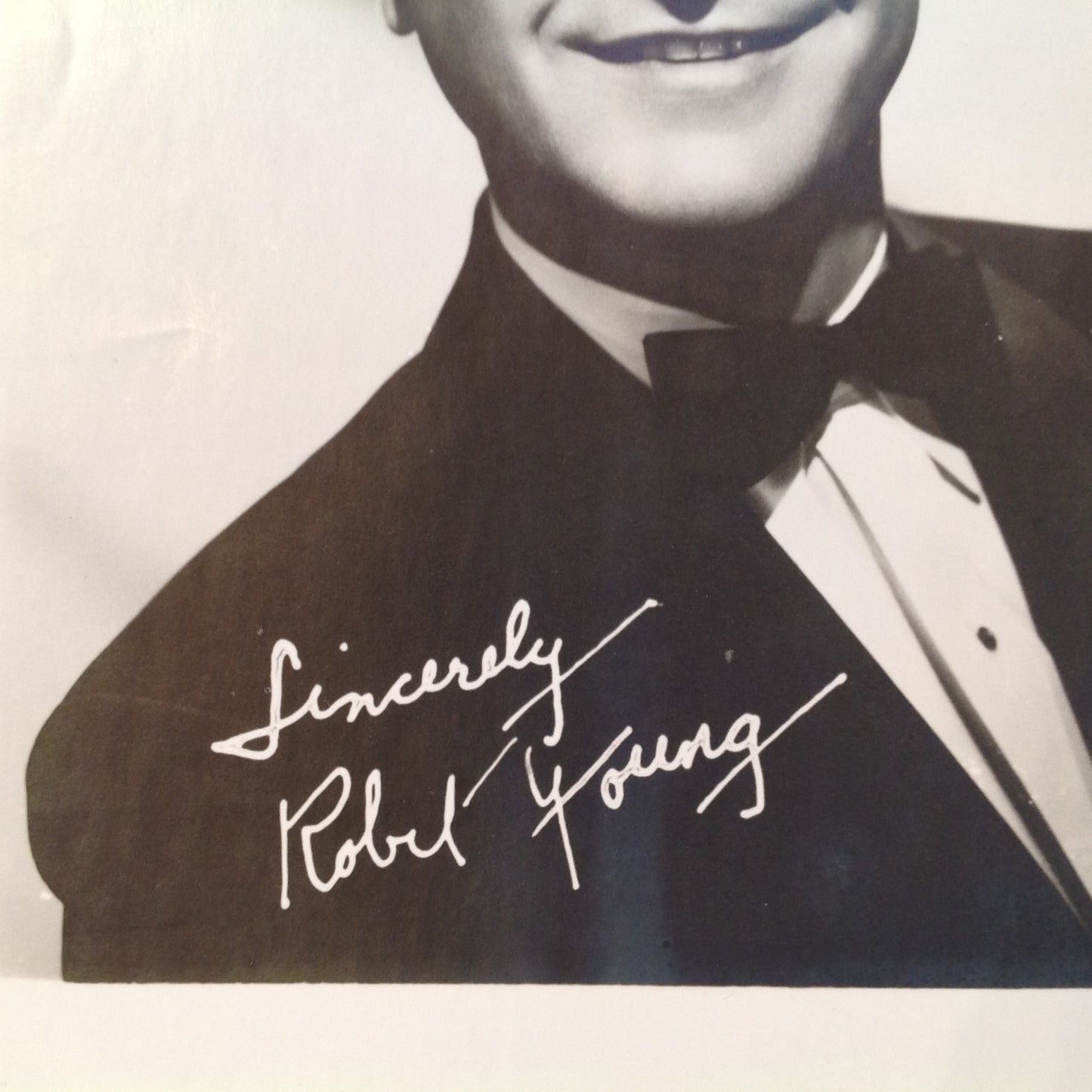 Vintage Facsimile Autograph B&W Photograph Head Shot Robert Young