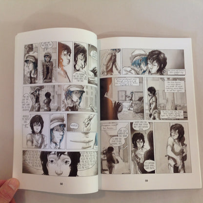 2014 Trade Paperback Blue is the Warmest Color Julie Maroh Graphic Novel