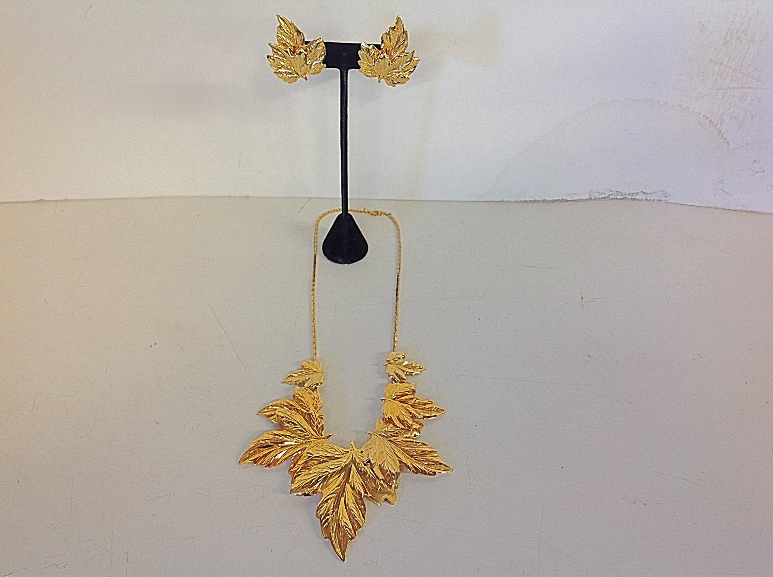 Vintage 3 Piece Set Goldtone Leaf Necklace and Clip On Earrings