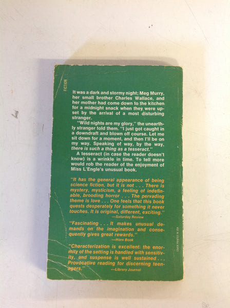 Vintage 1982 Madeline L'Engle's A WRINKLE IN TIME Mass Market Paperback