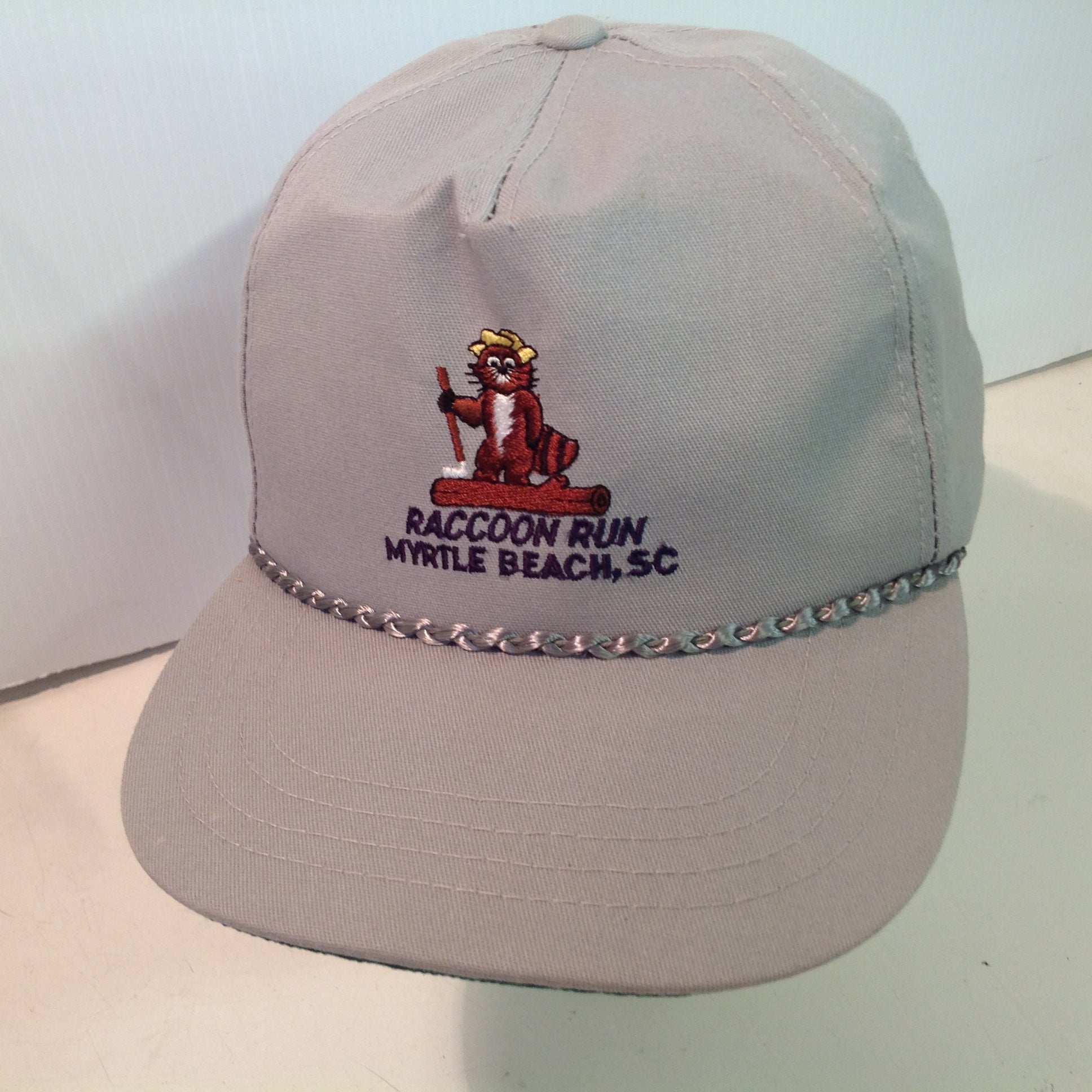 Vintage Derby Cap Raccoon Run Golf Club Myrtle Beach South Carolina Tournament Souvenir Tan Gray Baseball Cap
