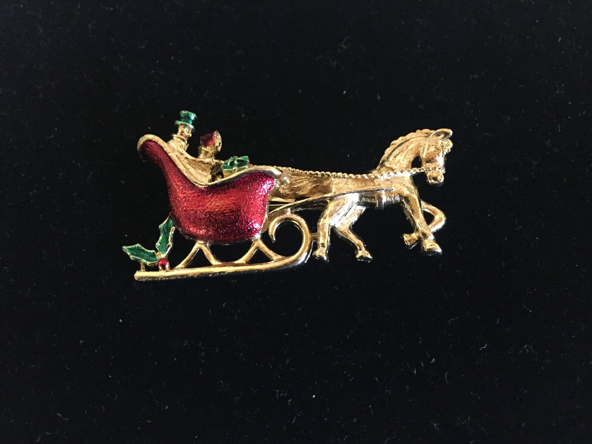 Beautiful Designer Gerry Goldtone Enamel Horse Carriage Christmas Pin Brooch Holiday